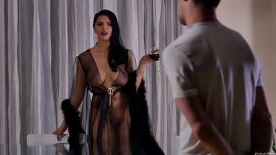 Cunnus Kira regina proximum tea invitavit et erudivit eum in mensa cenae